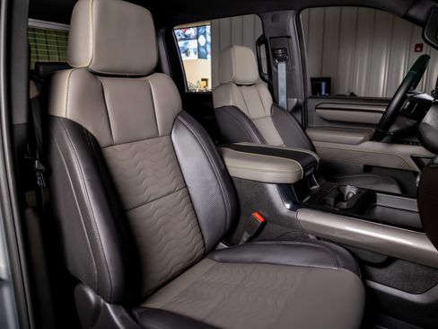 Used 2024 Chevrolet Silverado 2500 ZR2 w/ Technology Package image 29