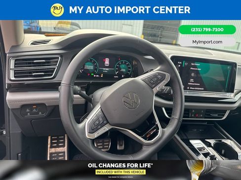 Used 2025 Volkswagen Atlas Peak Edition SE AWD/4WD image 15