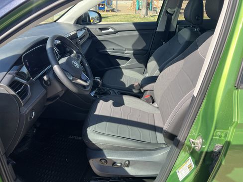 Certified 2025 Volkswagen Taos SE image 16