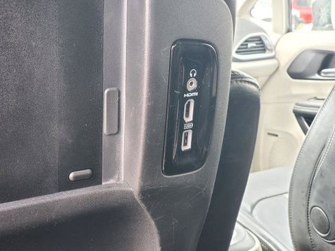Used 2020 Chrysler Pacifica Limited FWD image 29