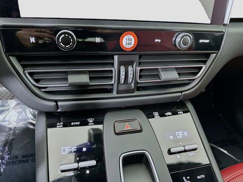 Used 2025 Porsche Macan image 18