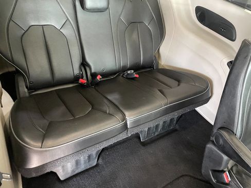 Used 2020 Chrysler Pacifica Limited image 28