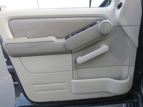 Used 2007 Ford Explorer XLT image 17