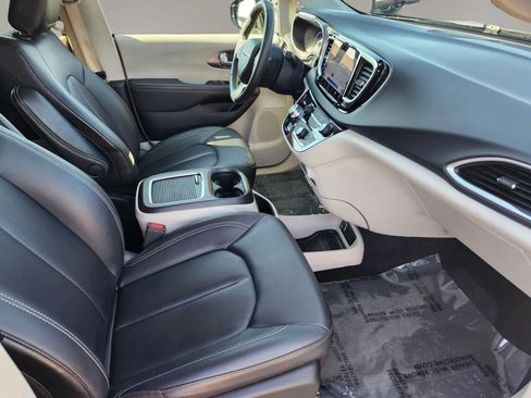 Used 2024 Chrysler Pacifica Touring-L FWD image 24