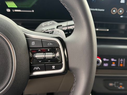 Certified 2025 Kia Carnival LXS FWD image 23