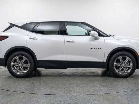 Used 2025 Chevrolet Blazer LT FWD image 11