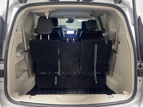 Used 2024 Chrysler Pacifica Touring-L FWD image 18