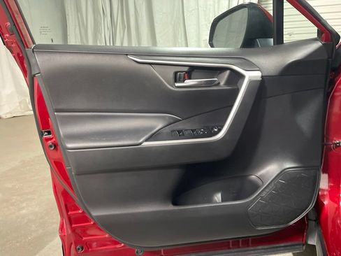Used 2022 Toyota RAV4 XLE w/ Convenience Package FWD image 21
