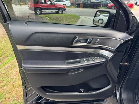 Used 2018 Ford Explorer XLT w/ Equipment Group 202A FWD image 11