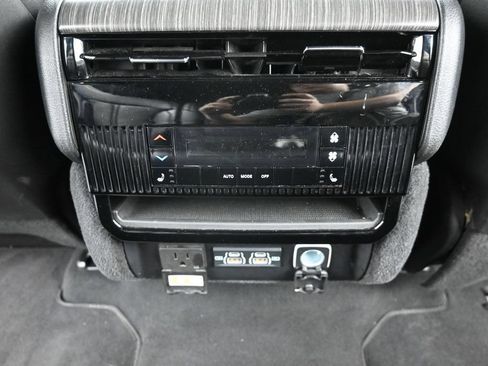 Used 2024 Jeep Wagoneer L Series II w/ Flexible Seating Group RWD image 10