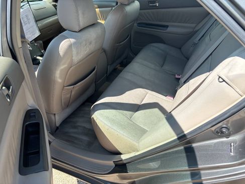 Used 2005 Toyota Camry LE FWD image 3