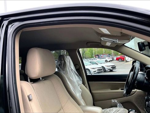 Used 2022 Jeep Grand Cherokee Laredo E AWD/4WD image 23