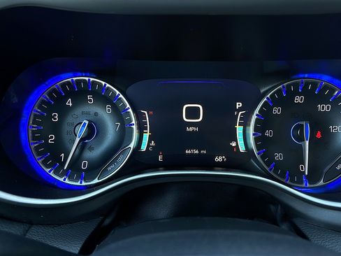 Used 2023 Chrysler Pacifica Touring-L FWD image 13