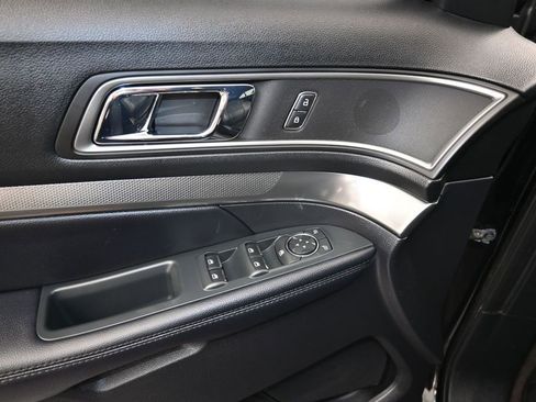 Used 2018 Ford Explorer XLT w/ Equipment Group 202A FWD image 11