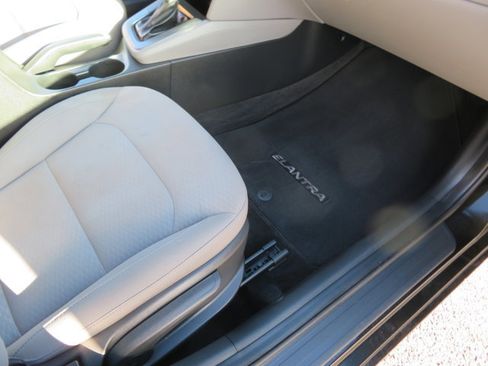 Used 2020 Hyundai Elantra SEL image 19