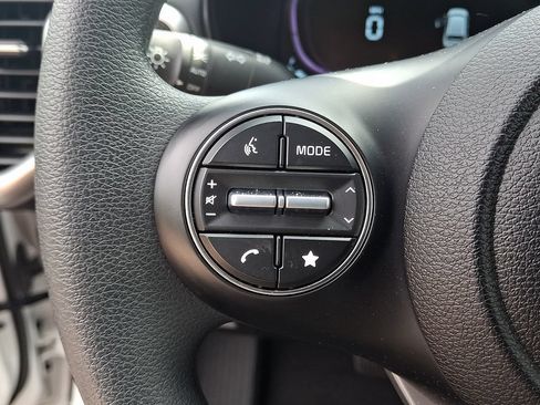 Used 2025 Kia Soul LX w/ LX Technology Package FWD image 23
