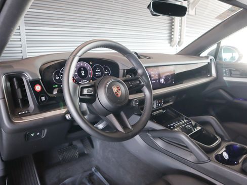 Certified 2025 Porsche Cayenne Coupe image 4