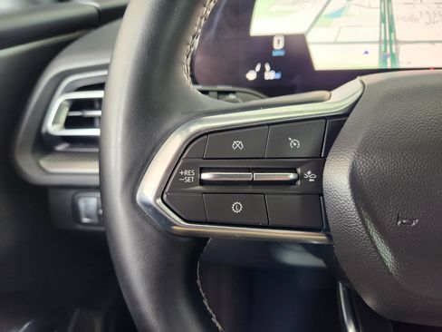Used 2025 Chevrolet Traverse LT FWD image 29