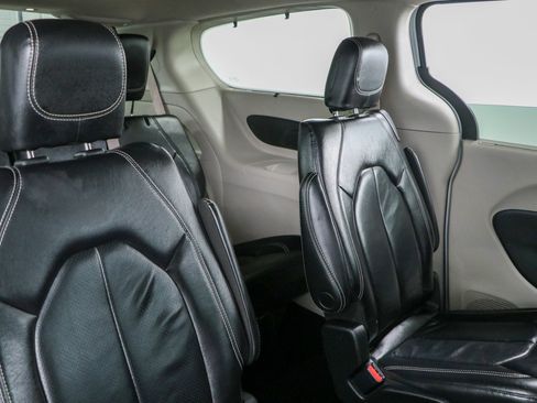 Used 2022 Chrysler Pacifica Touring-L FWD image 28