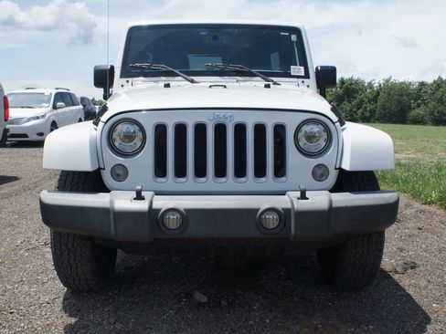 Used 2018 Jeep Wrangler Unlimited Sahara w/ Connectivity Group AWD/4WD image 2