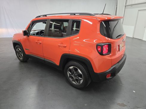 Used 2018 Jeep Renegade Latitude FWD image 3