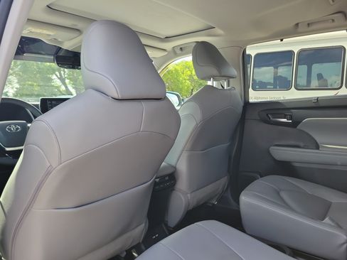 Used 2021 Toyota Highlander XLE FWD image 15