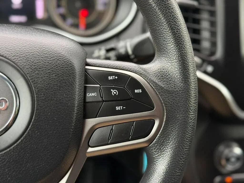 Used 2019 Jeep Cherokee Latitude w/ Popular Appearance Group FWD image 16