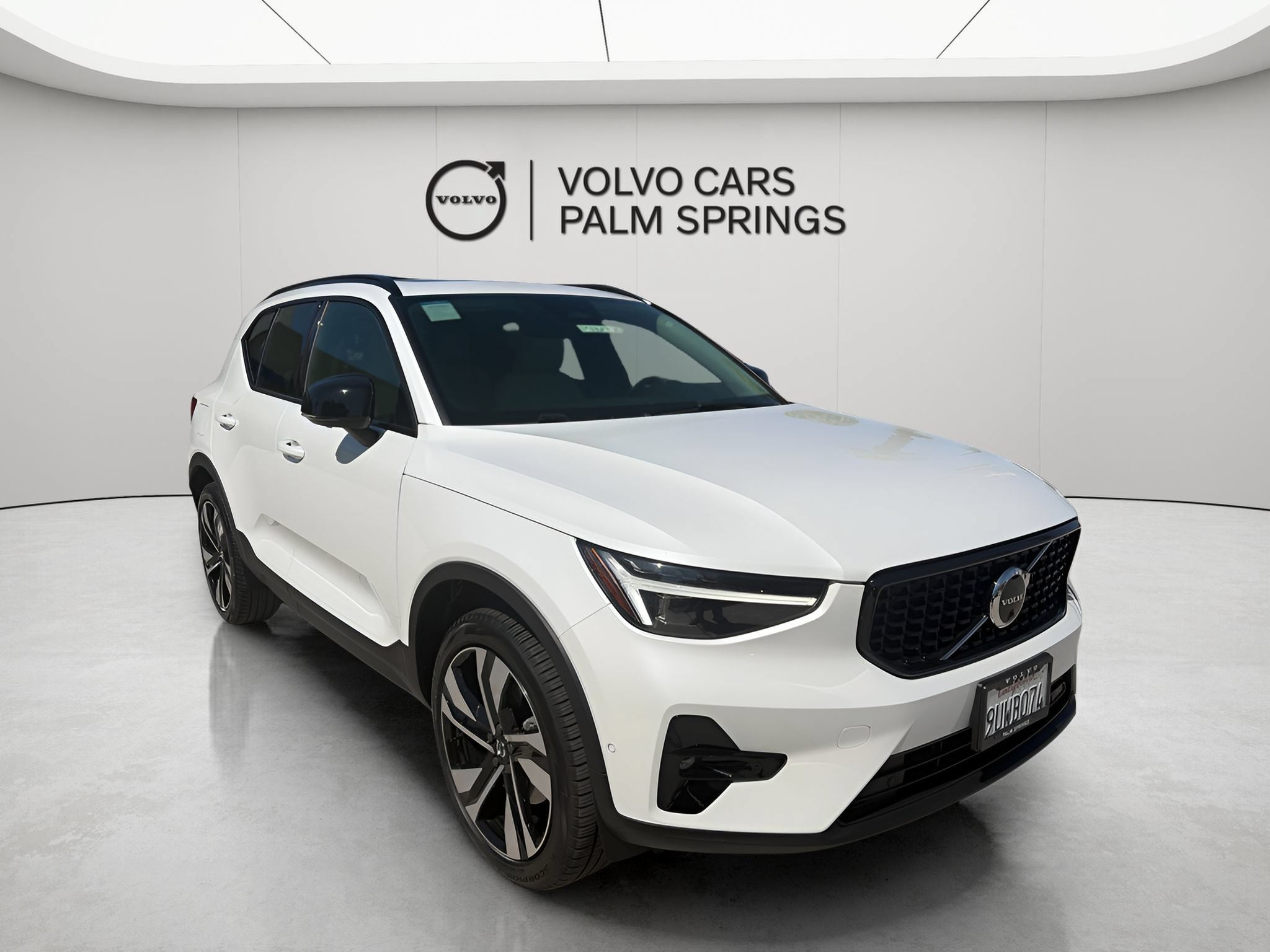 Used 2025 Volvo XC40 B5 Ultra AWD/4WD image 1