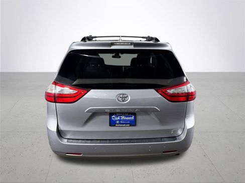Used 2018 Toyota Sienna XLE image 7