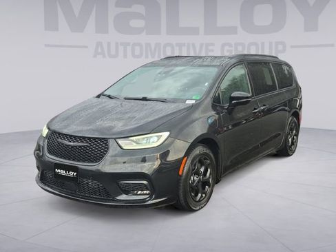 Used 2024 Chrysler Pacifica Premium FWD image 1