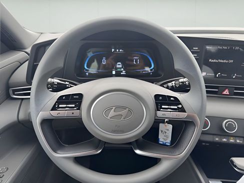 Used 2025 Hyundai Elantra SE image 15