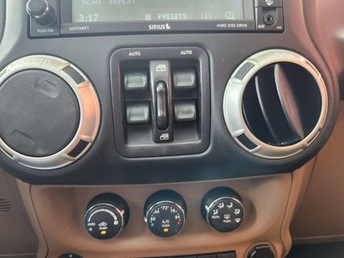 Used 2017 Jeep Wrangler Unlimited Sahara w/ Connectivity Group AWD/4WD image 21
