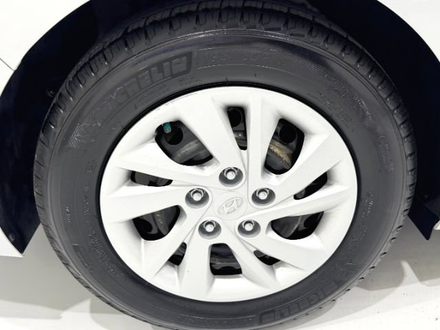 Used 2020 Hyundai Elantra SE FWD image 9