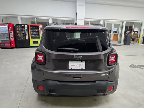 Used 2018 Jeep Renegade Latitude FWD image 5