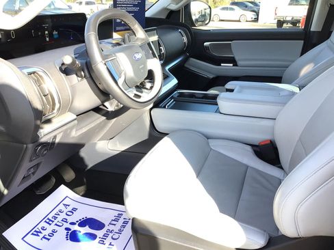 Certified 2025 Ford Expedition Max Platinum image 3