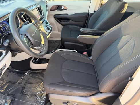 Used 2024 Chrysler Voyager LX FWD image 14
