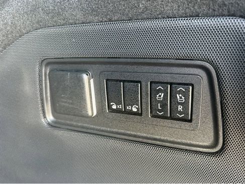 Certified 2022 Cadillac Escalade Premium Luxury image 32