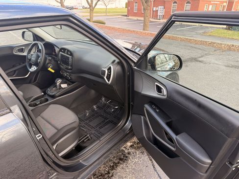 Used 2025 Kia Soul LX w/ LX Technology Package image 14
