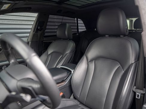 Used 2019 Audi Q8 Prestige w/ Luxury Package image 5