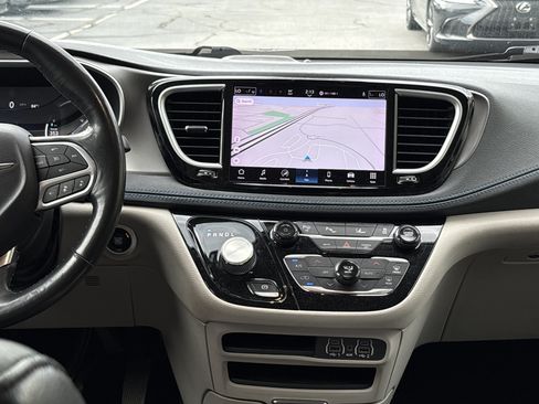 Used 2021 Chrysler Pacifica Touring-L FWD image 29
