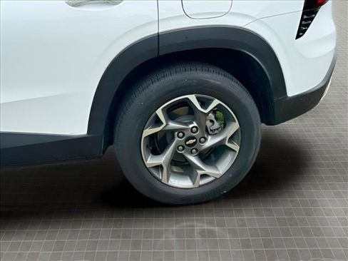 Used 2025 Chevrolet Trax LT w/ Driver Confidence Package FWD image 9
