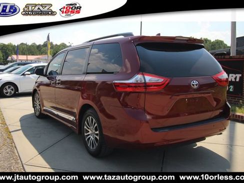 Used 2018 Toyota Sienna XLE Premium w/ Carpet Mat Package FWD image 5