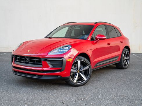 Certified 2025 Porsche Macan image 1