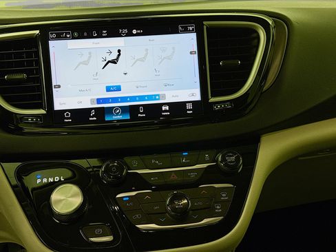 Used 2024 Chrysler Pacifica Touring-L FWD image 15