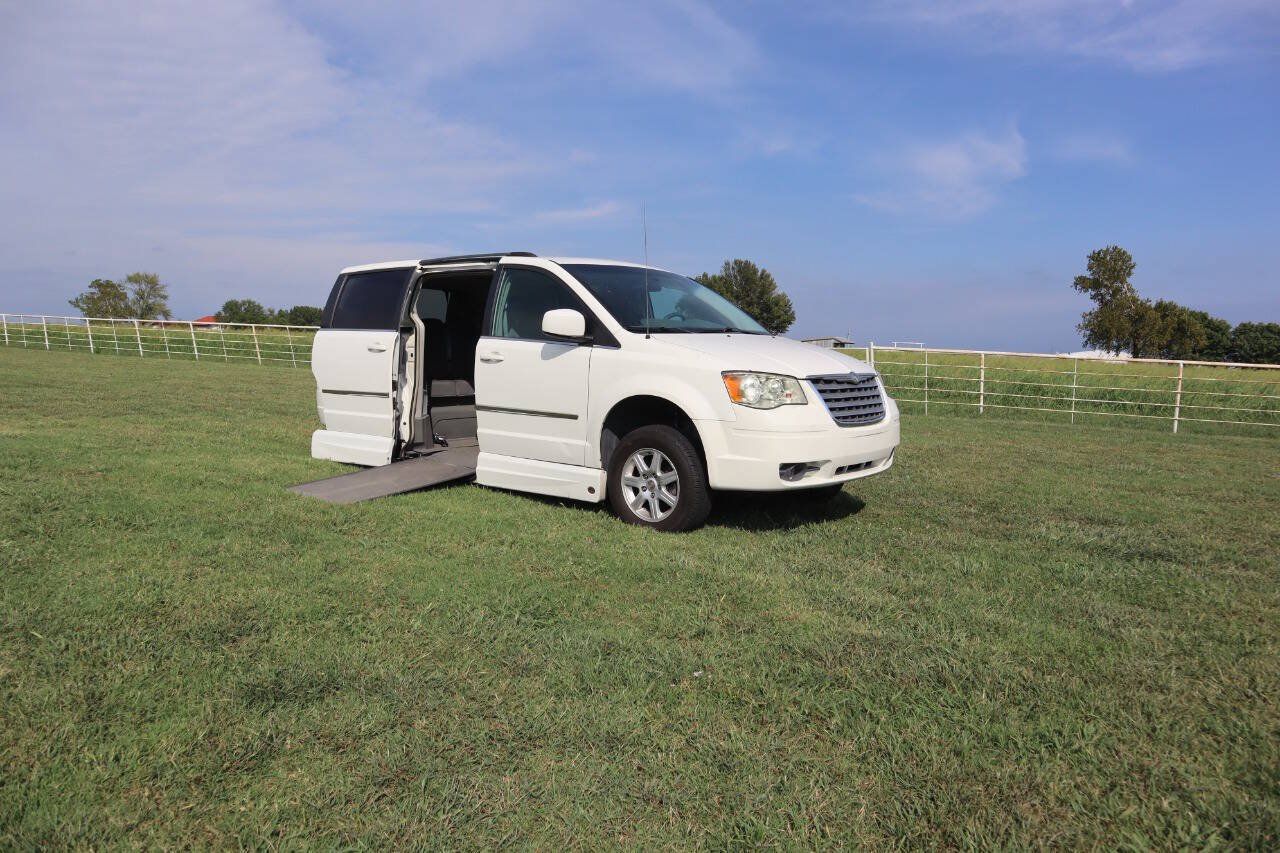 Used 2010 Chrysler Town & Country Touring FWD image 19