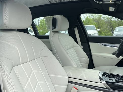 Certified 2025 BMW i7 xDrive60 w/ Premium Package image 34