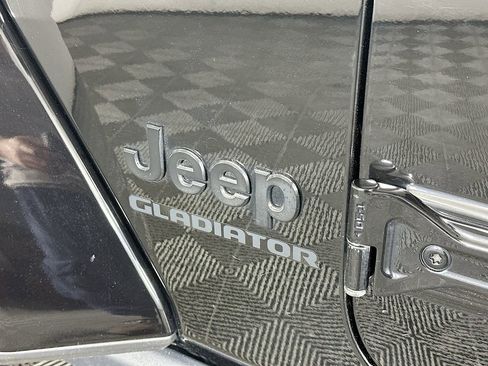Used 2021 Jeep Gladiator Willys image 28