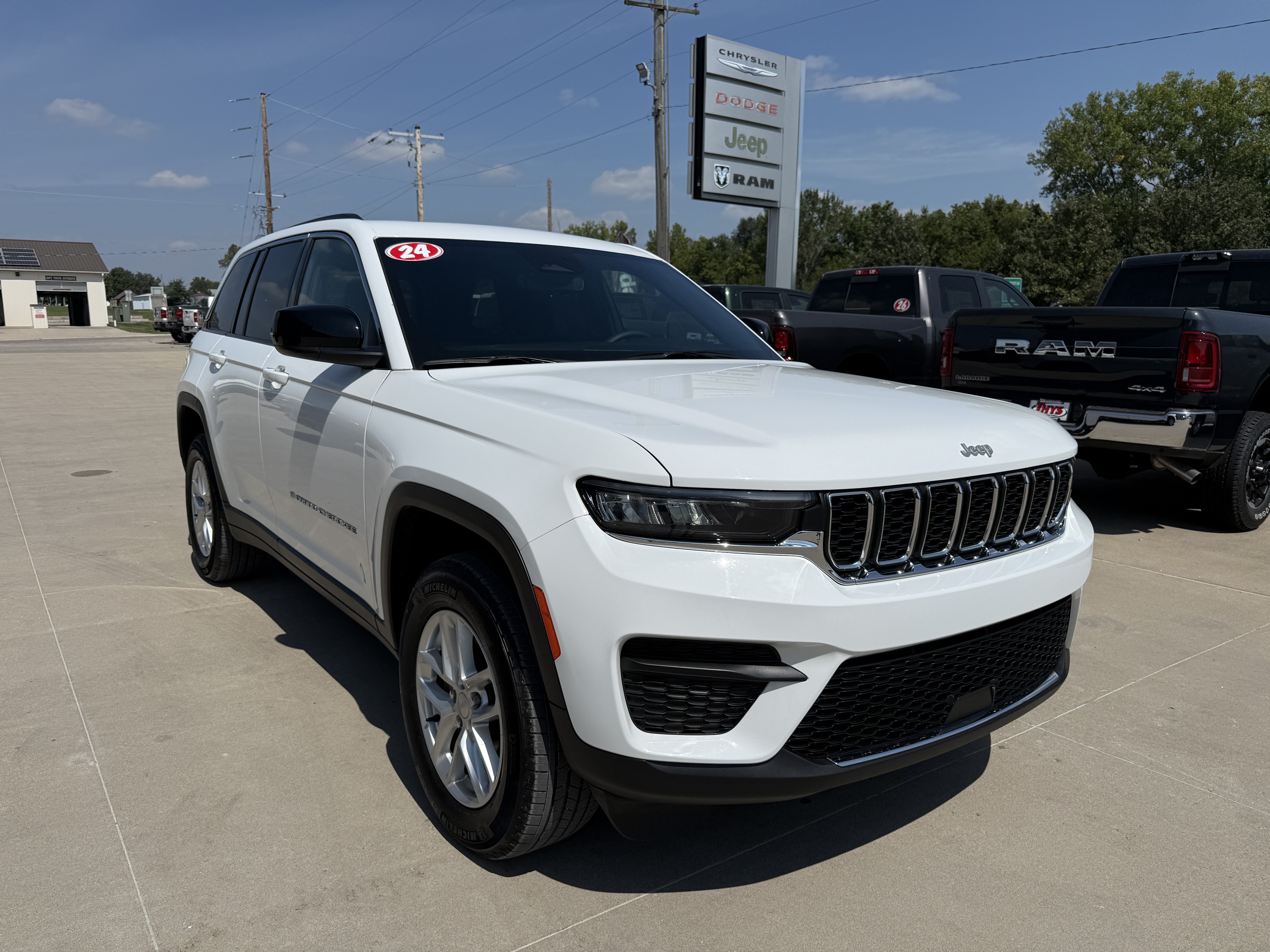 Used 2024 Jeep Grand Cherokee Laredo X w/ Luxury Tech Group I AWD/4WD image 37