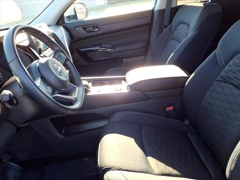 Used 2025 Nissan Pathfinder SV image 14