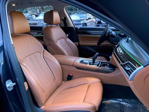 Used 2020 BMW 750i xDrive w/ Autobahn Package image 9